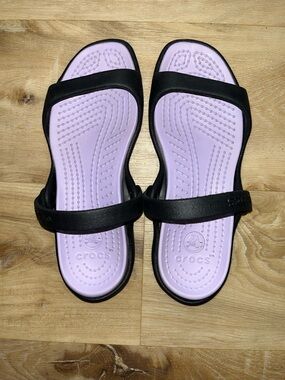 CROCS Women’s Black Sandals with Lavender Footbed w/ Adjustable Heel Strap.